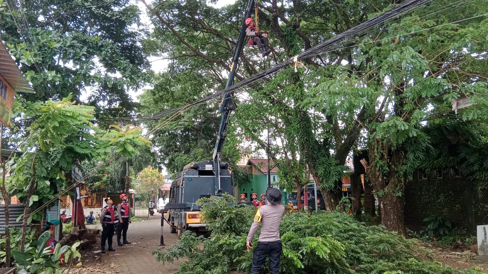 Cegah Bahaya Saat Cuaca Ekstrem, Pammat Samapta Polda Sulsel Pangkas Ranting Pohon