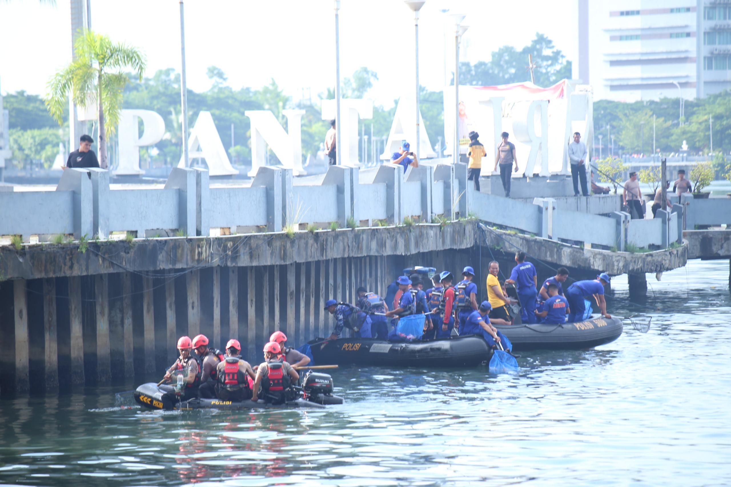 Bersih Bersih Pantai Losari, Polrestabes Makassar Polda Sulsel Gelar Bakti Sosial