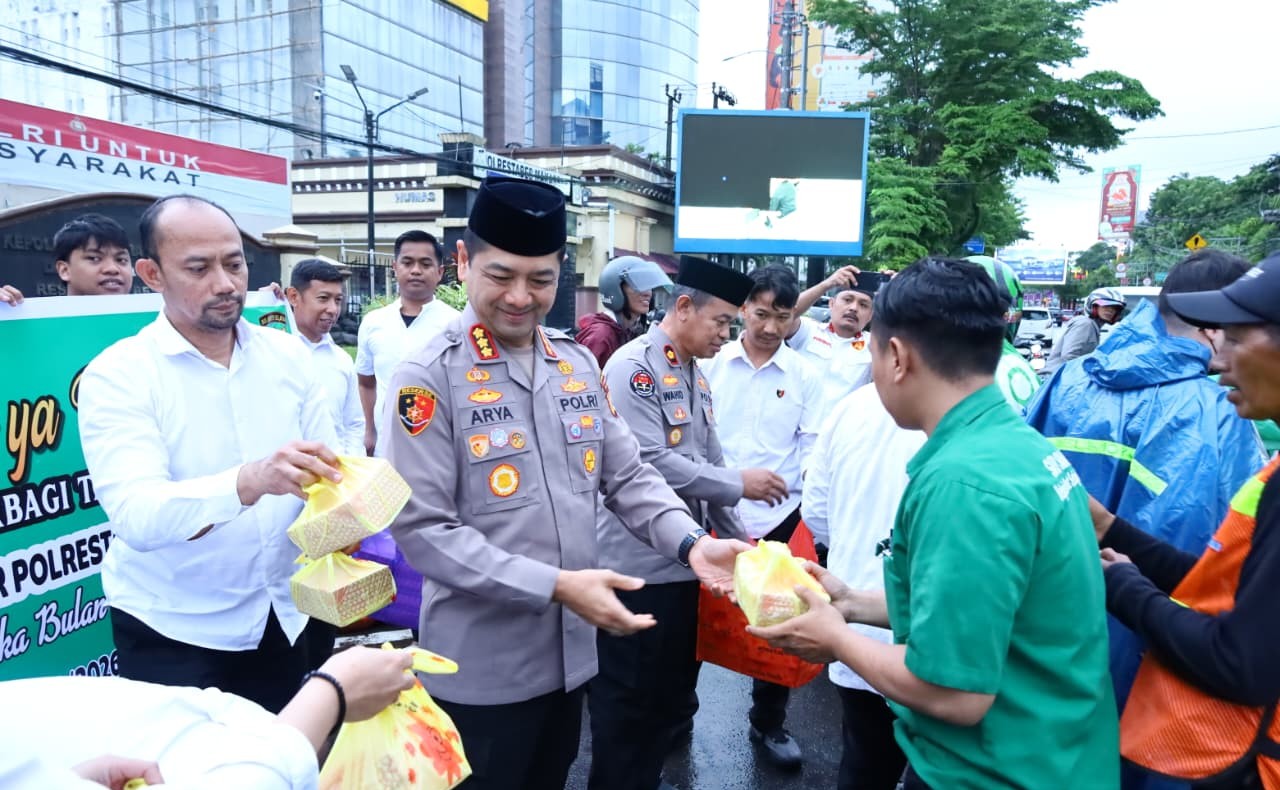 Tebar Kebaikan, Polrestabes Makassar Bagikan Takjil Gratis