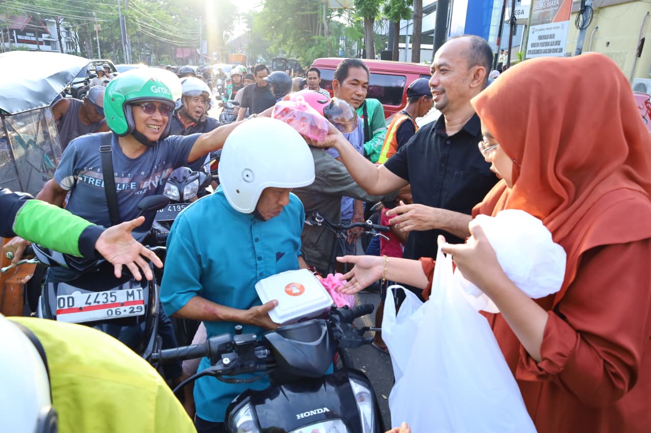 Polrestabes Makassar Bagikan Ratusan Paket Takjil kepada Pengendara