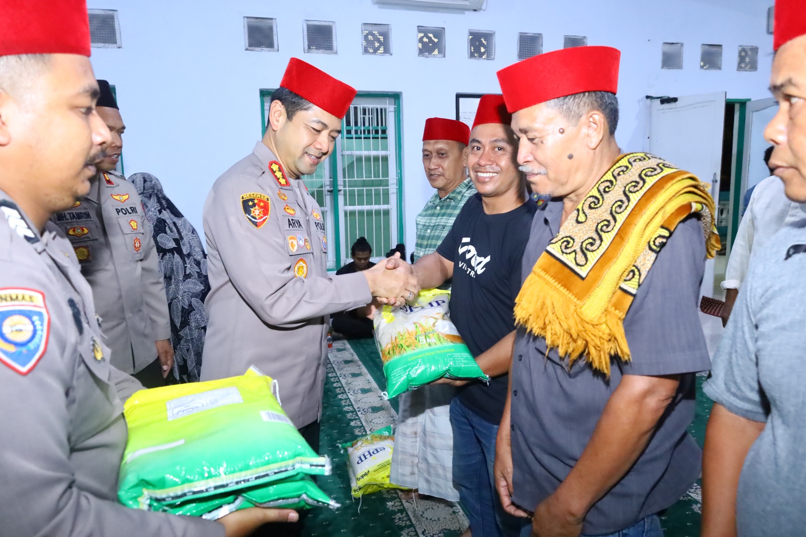 Safari Ramadhan, Kapolrestabes Makassar Serahkan Bansos dan Resmikan Tempat Wudhu