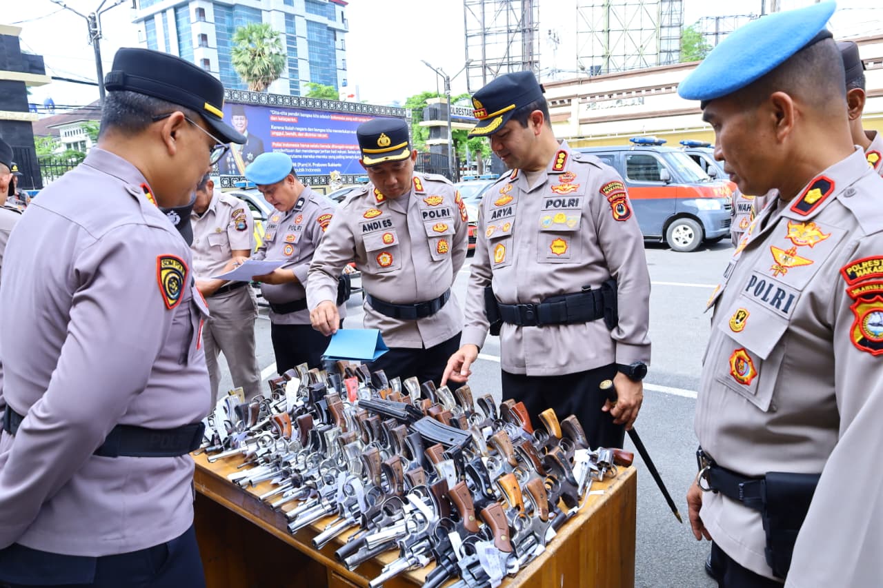 Kapolrestabes Makassar Periksa Senjata Api Personel, Tekankan Penggunaan Sesuai Ketentuan