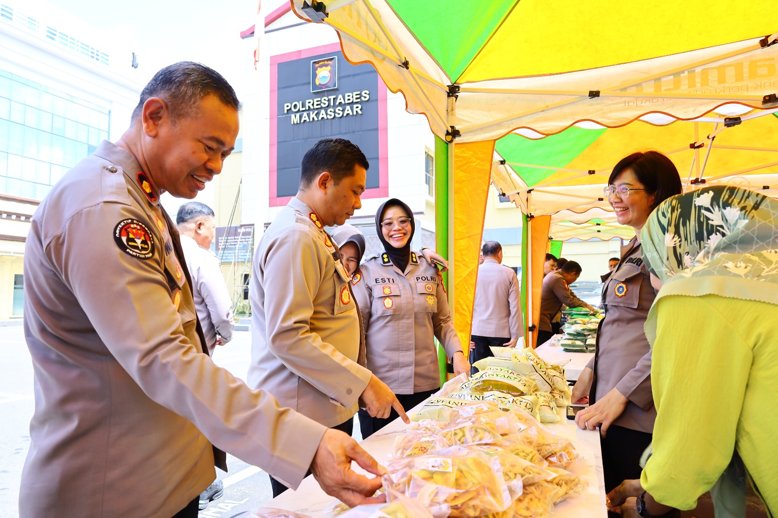 Polrestabes Makassar Gelar Gerakan Pangan Murah Serentak, Warga Antusias Berbelanja