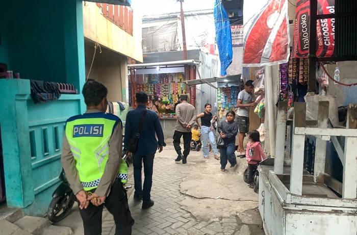 Cegah Gangguan Kamtibmas, Polsek Tallo Gelar Patroli Jalan Kaki di Permukiman Padat