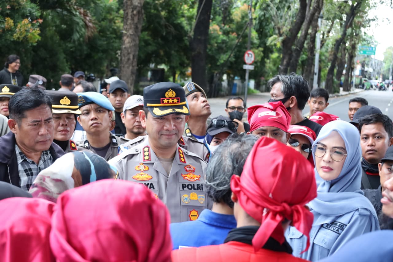 Kapolrestabes Makassar Kawal Penyampaian Aspirasi Buruh di depan Kantor DPRD Provinsi Peringatan May Day 2026