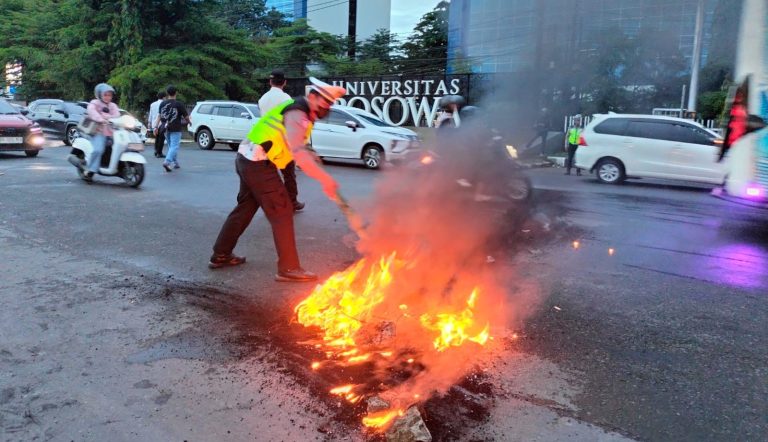 Polisi Gerak Cepat Bersihkan Sisa Pembakaran Ban Aksi May Day, Lalu Lintas di Makassar Kembali Normal