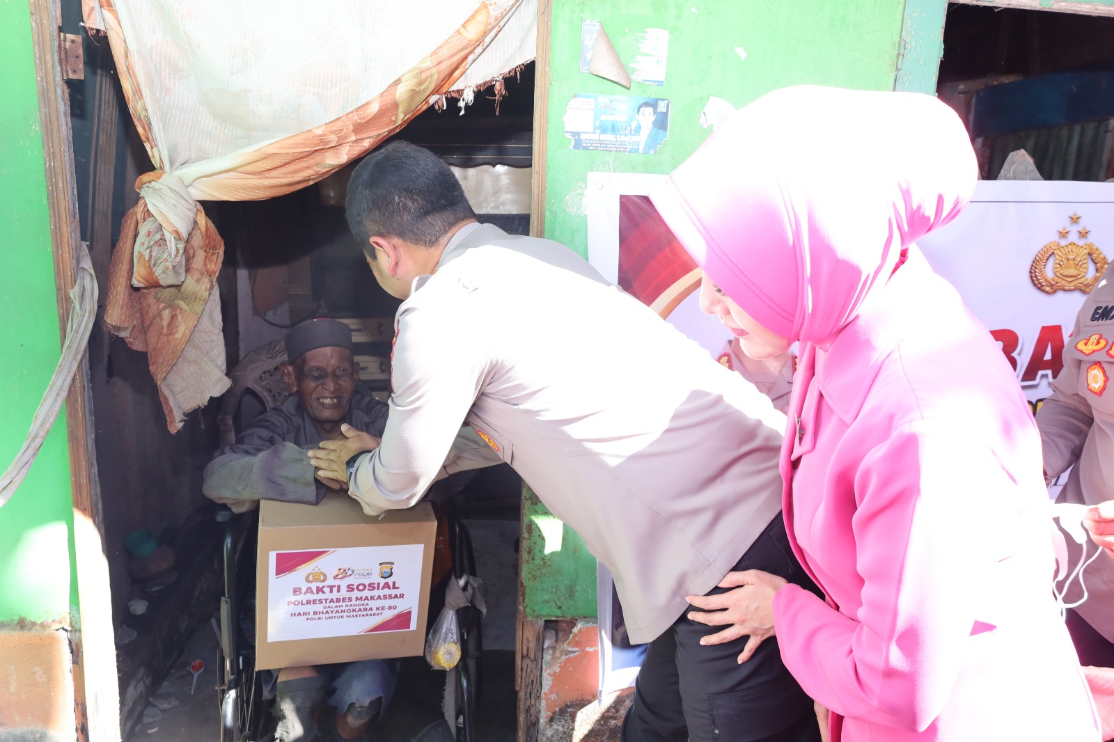 Sambut Hari Bhayangkara ke-80, Polrestabes Makassar Salurkan Bantuan Sembako kepada Warga Kurang Mampu